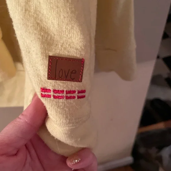 Peace love world Yellow Crewneck top - Picture 3 of 7